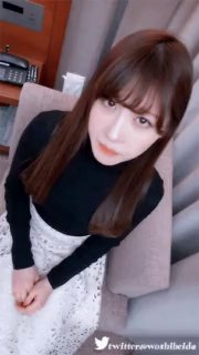 气质韵味御姐范美少妇，性感黑色比基尼，岔开大腿，手指掰穴给狼友看看
